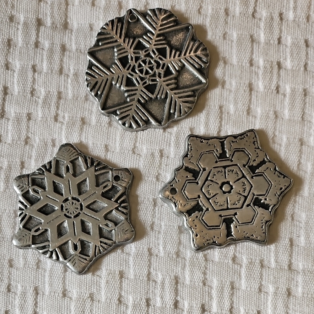 Wilton Armetale Vintage 3 Snowflakes